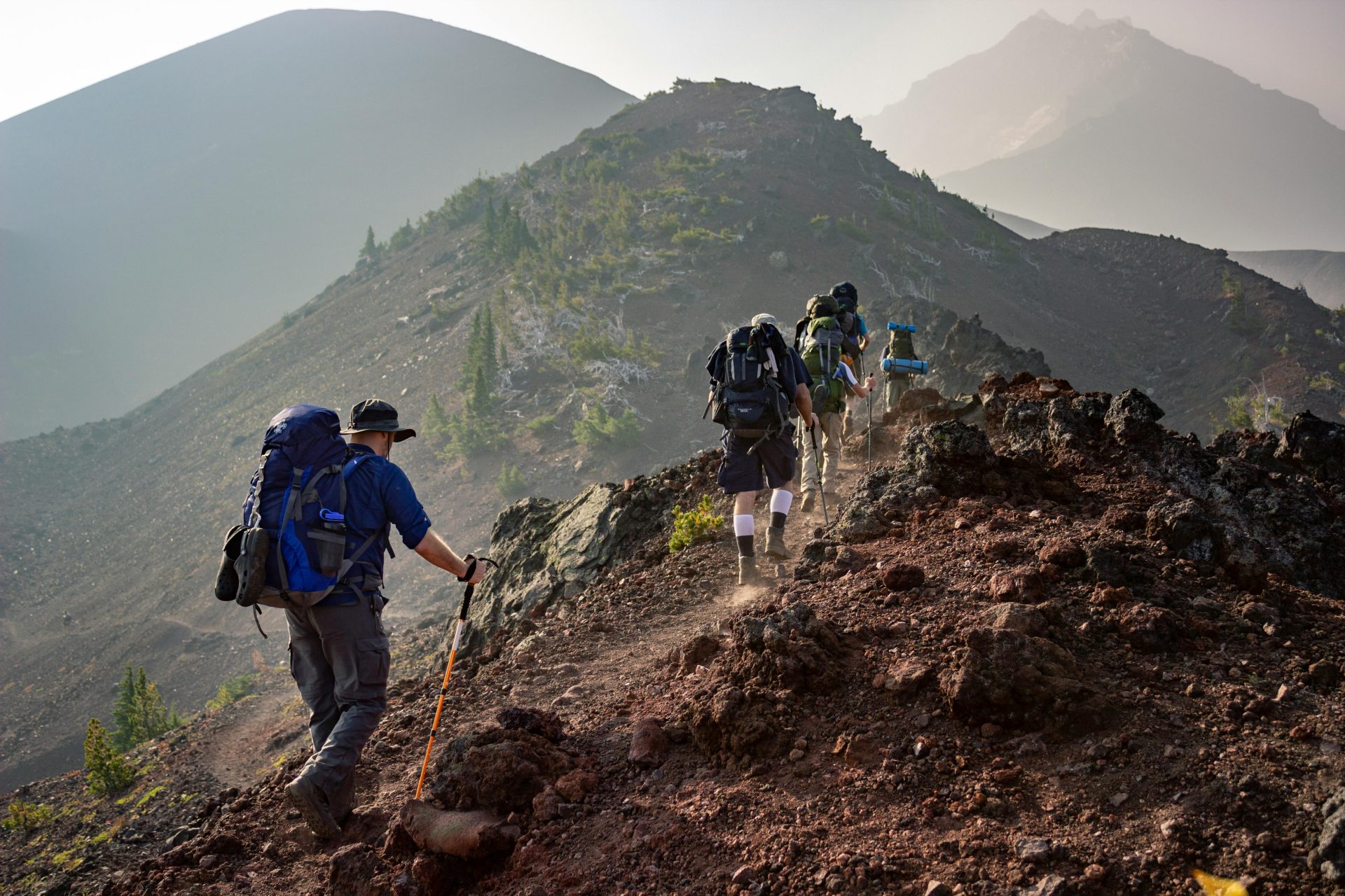 Un groupe de randonneurs parcourt un sentier de montagne escarpé dans les magnifiques paysages de l'Oregon.