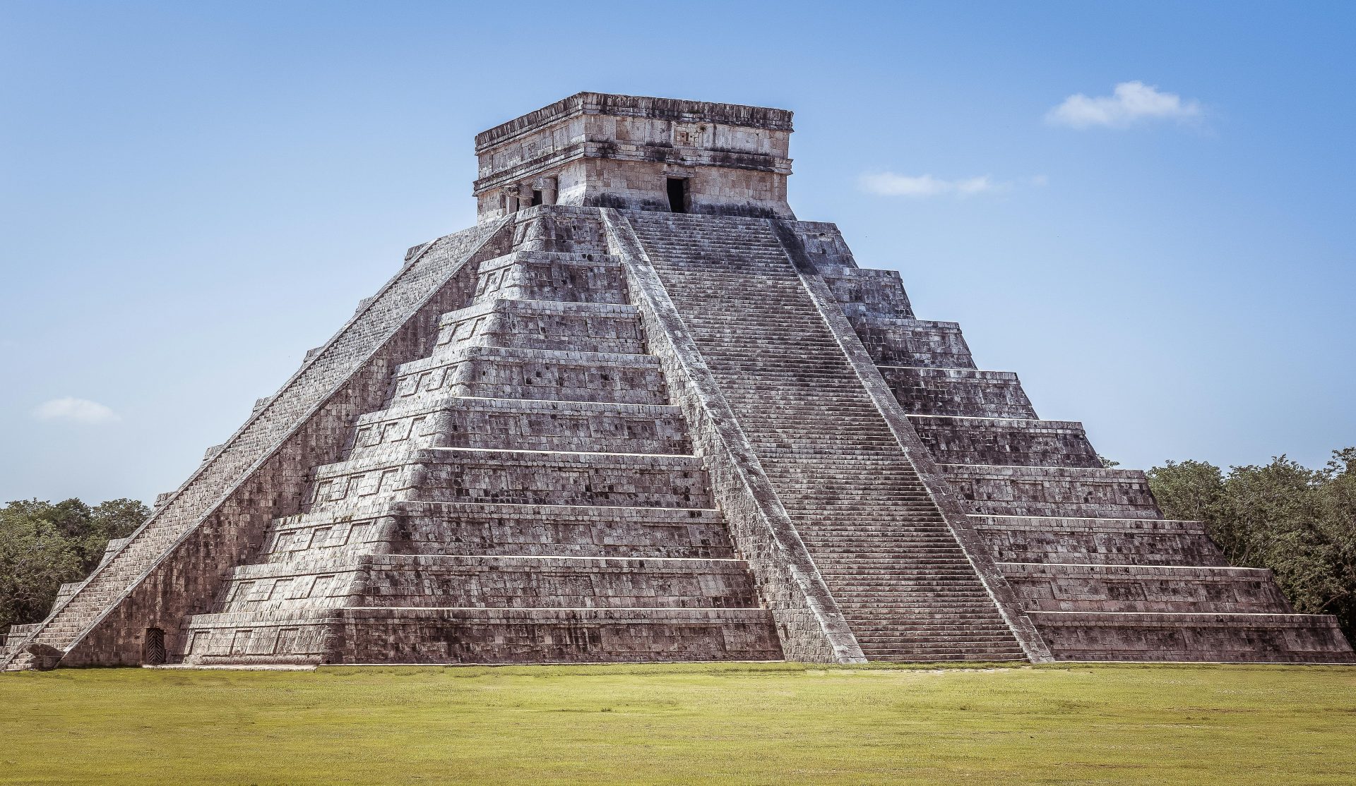 Une vue imprenable sur l'emblématique pyramide El Castillo à Chichen Itza, un site historique célèbre du Mexique.