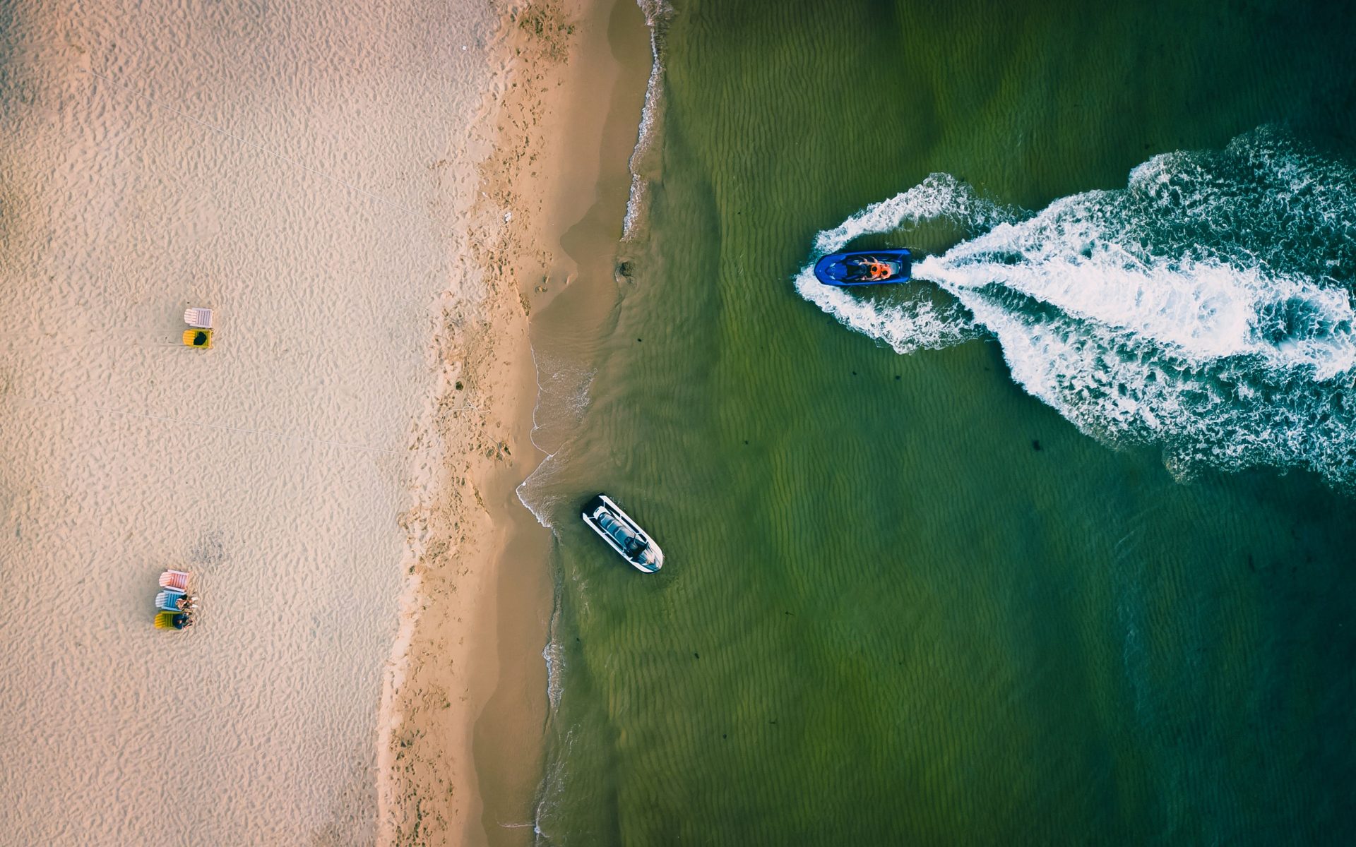 bateau sur la mer bleue en journée